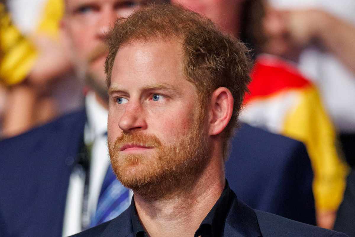 harry torna in Inghilterra senza meghan markle