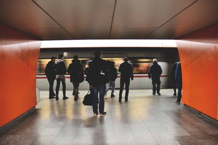 Metro con utenti del trasporto pubblico in attesa