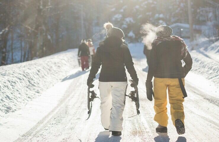 coppia che cammina sulla neve