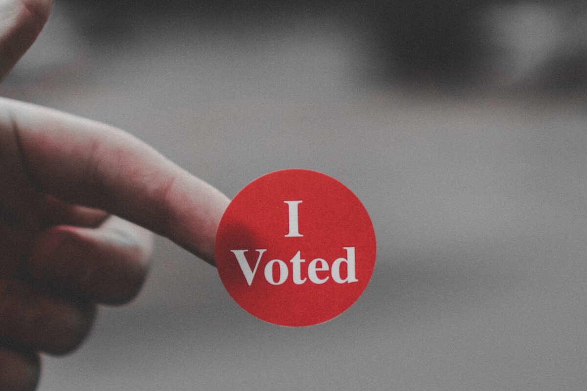 Adesivo rosso con la scritta "I voted"