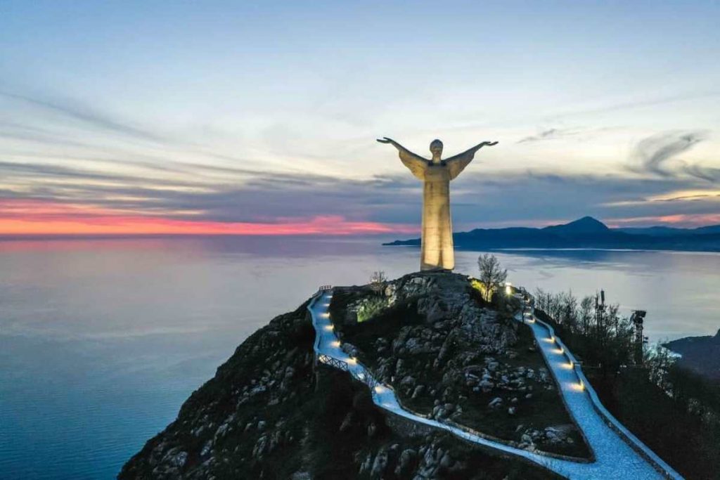 Statua Del Cristo Redentore Di Maratea Il Cristo Redentore di Maratea: una statua imponente che dalla cima del