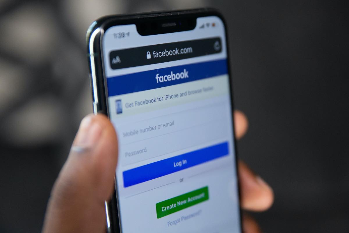 Come scoprire se Facebook vende i vostri dati personali di nascosto