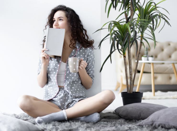 Una ragazza legge un libro di prima mattina