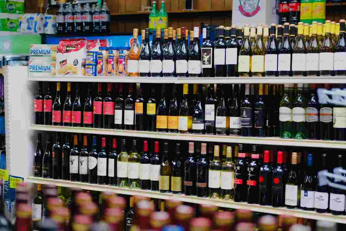 Bottiglie di vino al supermercato