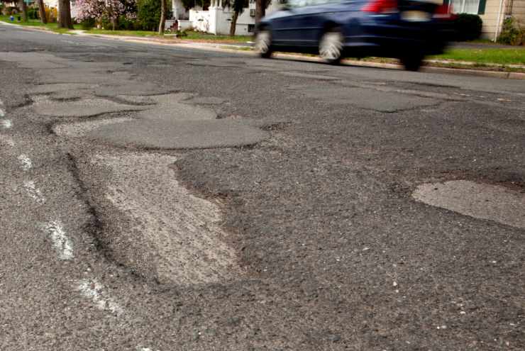 Il comune deve risarcire in caso di danni causati dalle buche in strada