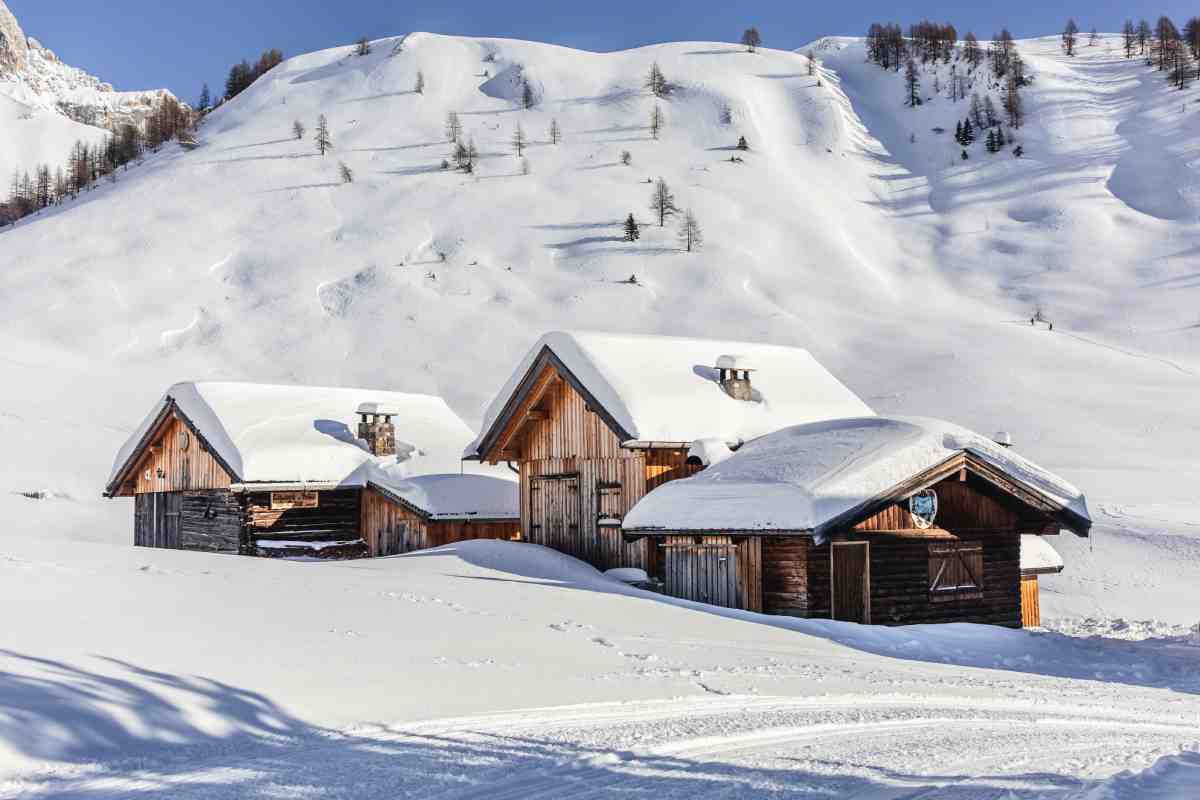 Chalet di montagna circondato di neve