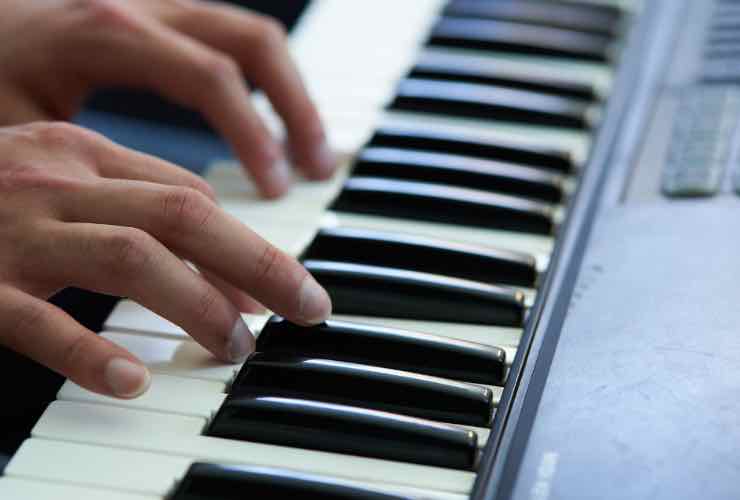 I benefeci per il cervello del suonare il pianoforte