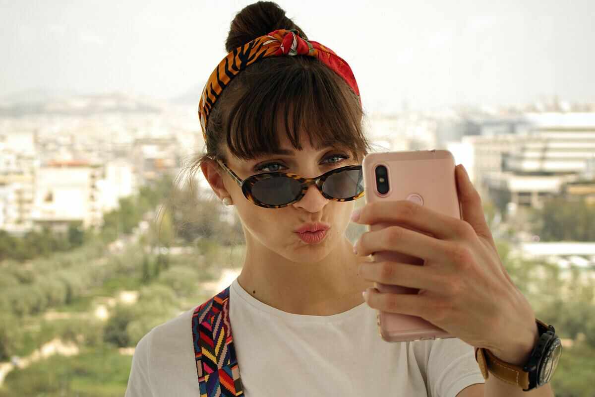 ragazza si fa un selfie con il cellulare