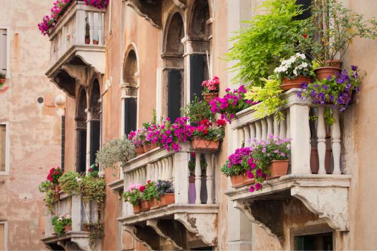 Balcone casa di chi è proprietà