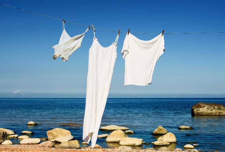Metodo alternativo per lavare gli abiti bianchi